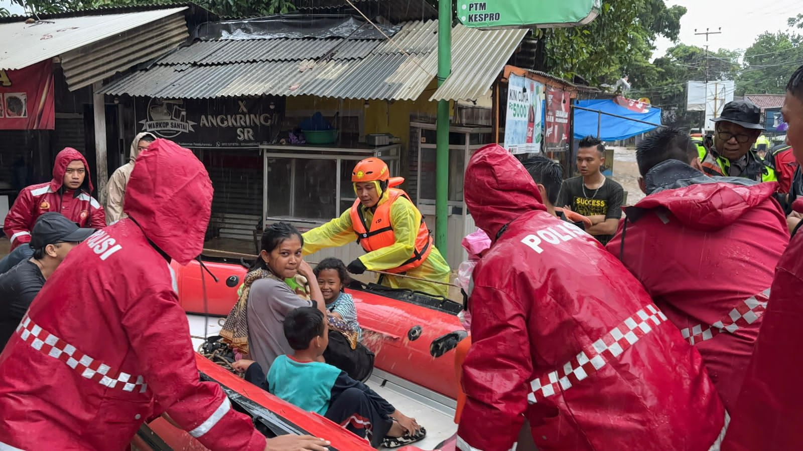 Polisi di Sukabumi Evakuasi Warga Terjebak Banjir di Palabuhanratu