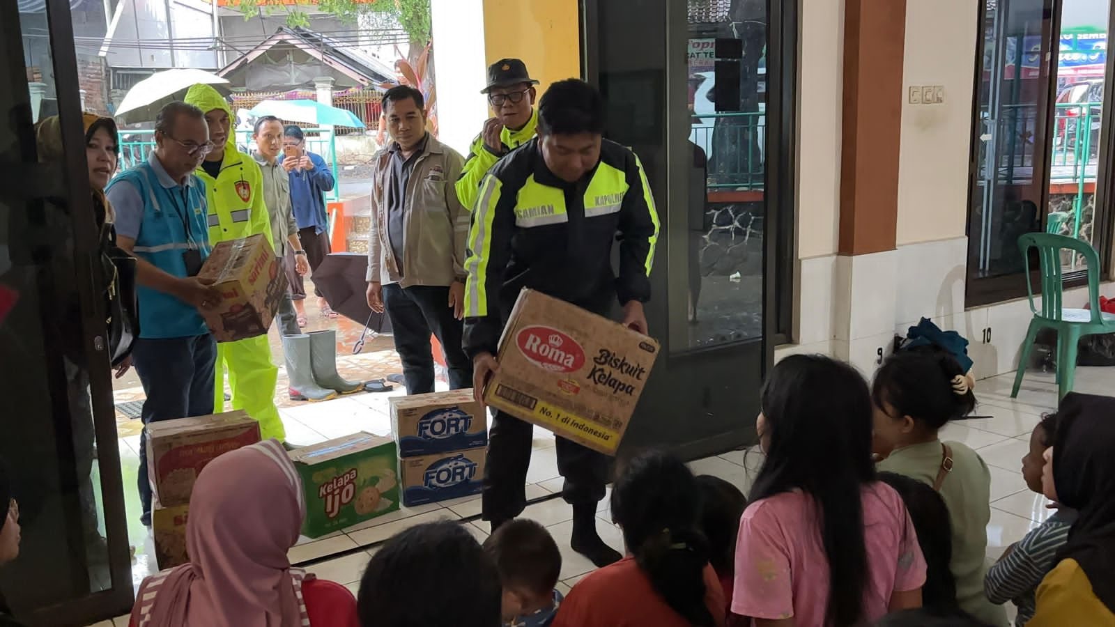 Kapolres Sukabumi Salurkan Bantuan di Lokasi Pengungsian Palabuhanratu