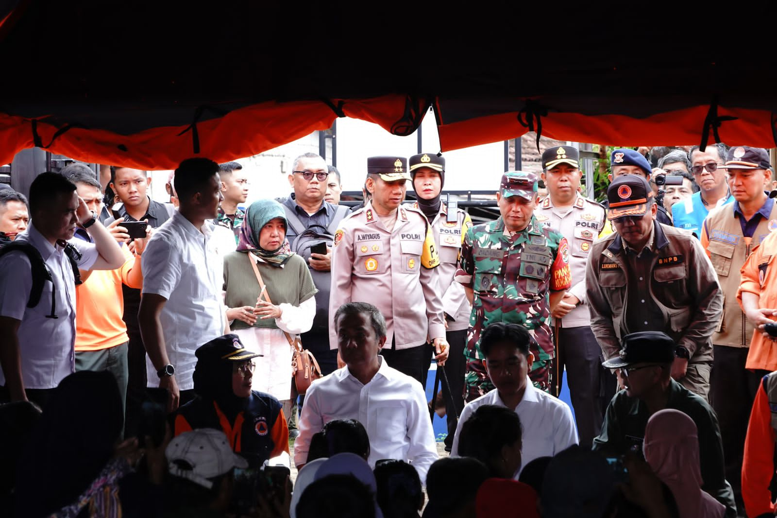 Kapolda Jabar lakukan pengamanan Wakil Presiden RI Gibran Rakabuming Raka Tinjau Korban Bencana Longsor di Sukabumi