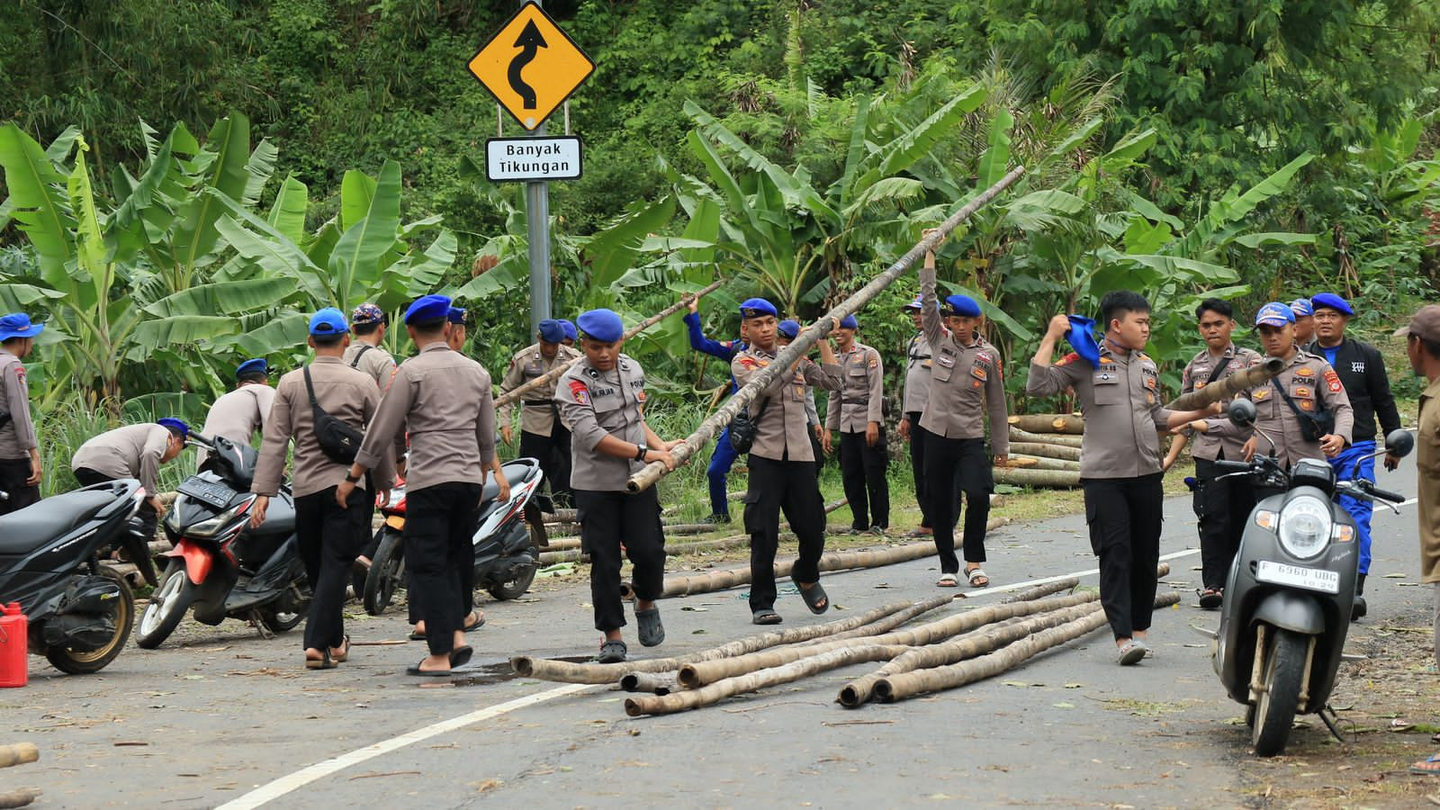 Dit Polairud Polda Jabar dan Polres Sukabumi bersama masyarakat Bangun Jembatan Darurat untuk Warga Sangrawayang dan Girimukti