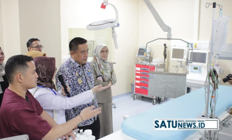 CATH LAB : Pj Bupati Bekasi Dedy Supriyadi meresmikan Instalasi Diagnostik dan Intervensi Kardiovaskuler, Catheterization Laboratory (Cath Lab) katerisasi jantung, di Rumah Sakit Umum Daerah (RSUD) Kabupaten Bekasi, pada Selasa (10/12/2024).