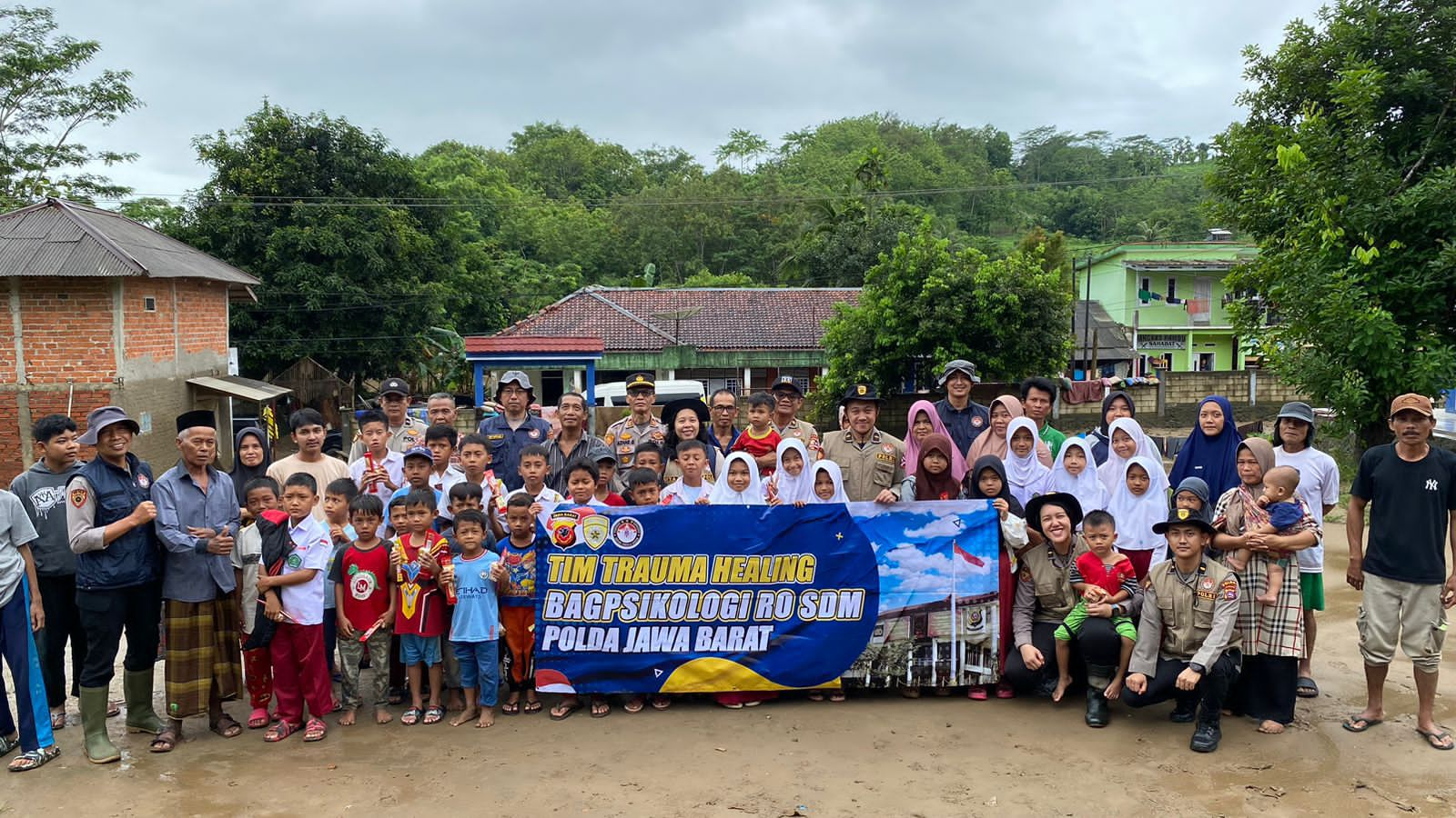 Tim Trauma Healing SSDM Polri dan Bag Psikologi Biro SDM Polda Jabar kembali lakukan pendampingan Psikologi dan Trauma Healing Kepada Korban Bencana di Wilayah Polres Sukabumi