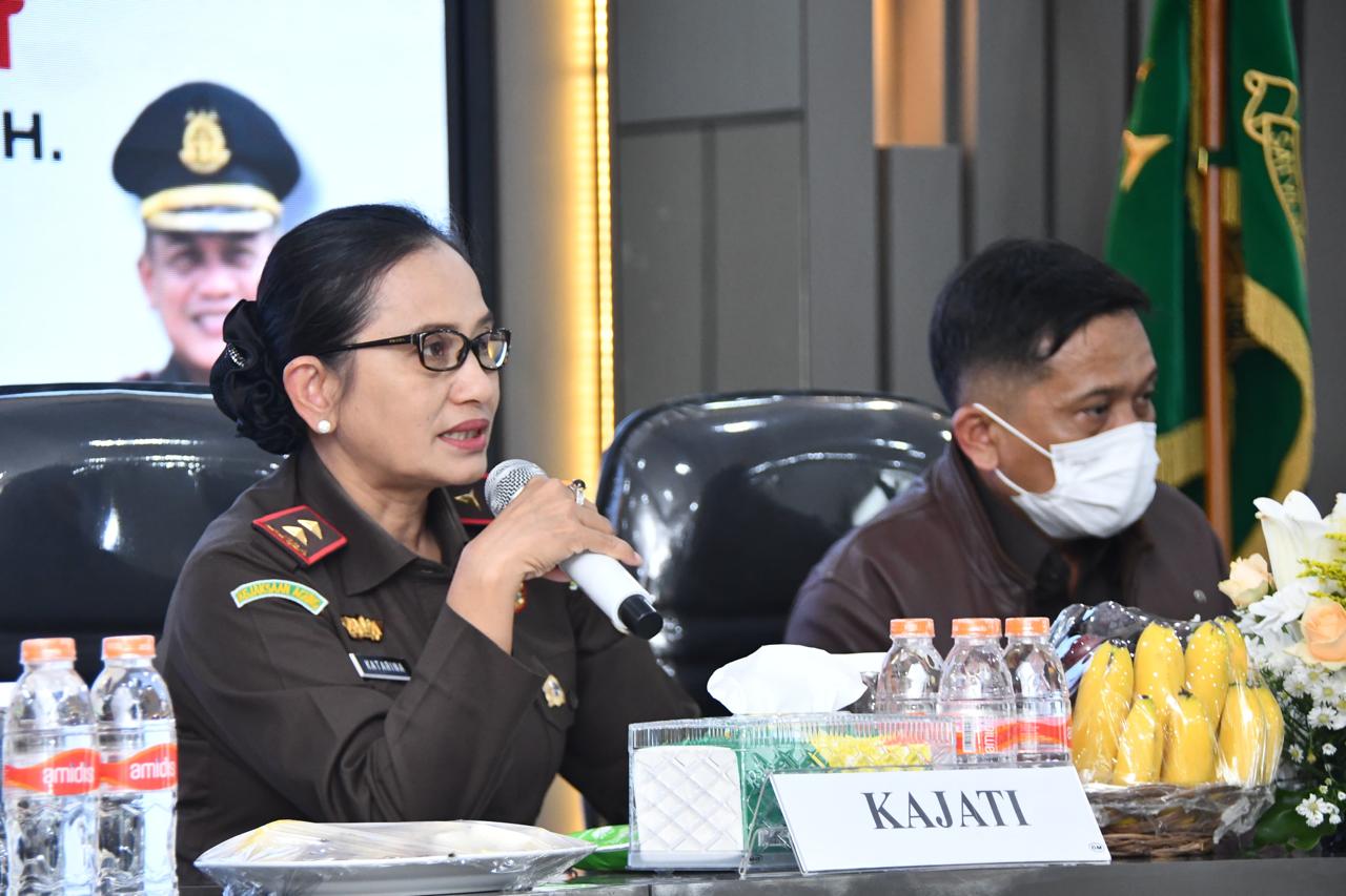 Kejari Karawang dikunjungi Kajati Jabar dan Tinjau lokasi Banjir di Desa Karangligar Kab Karawang