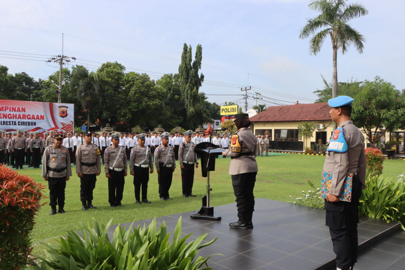 Kapolresta Pimpin Apel Jam Pimpinan dan Pemberian Penghargaan Kepada Personel Berprestasi