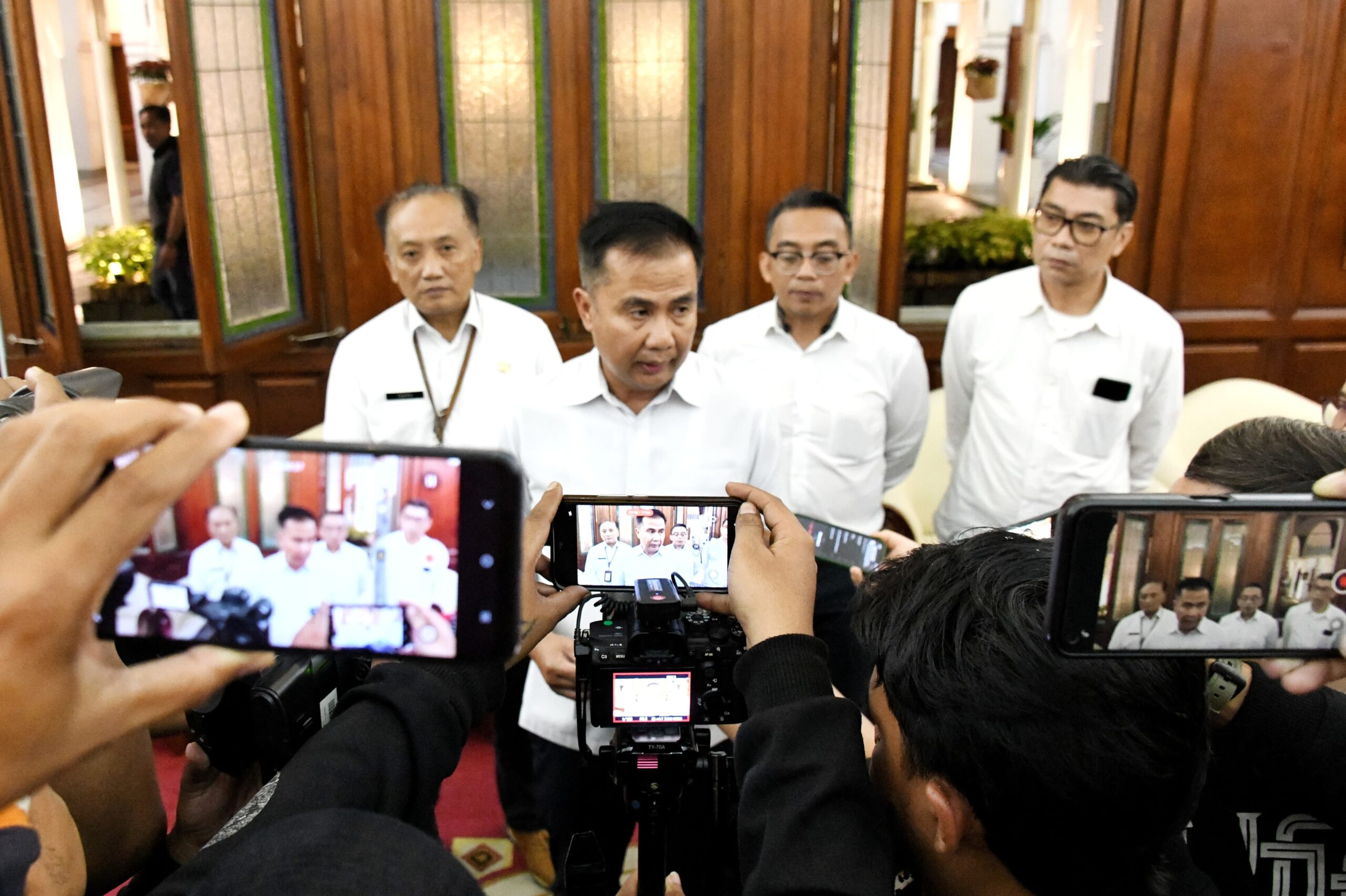 Bey Machmudin Umumkan Upah Sektoral 2025 di Gedung Sate Bandung