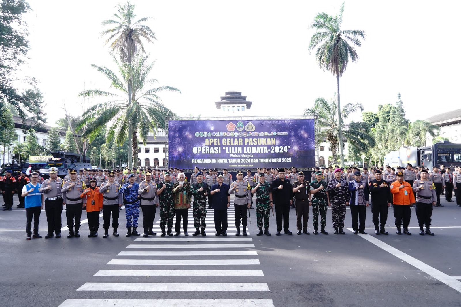 Kapolda Jabar Pimpin Apel Gelar Pasukan Operasi Lilin Lodaya 2024 di Gedung Sate Bandung