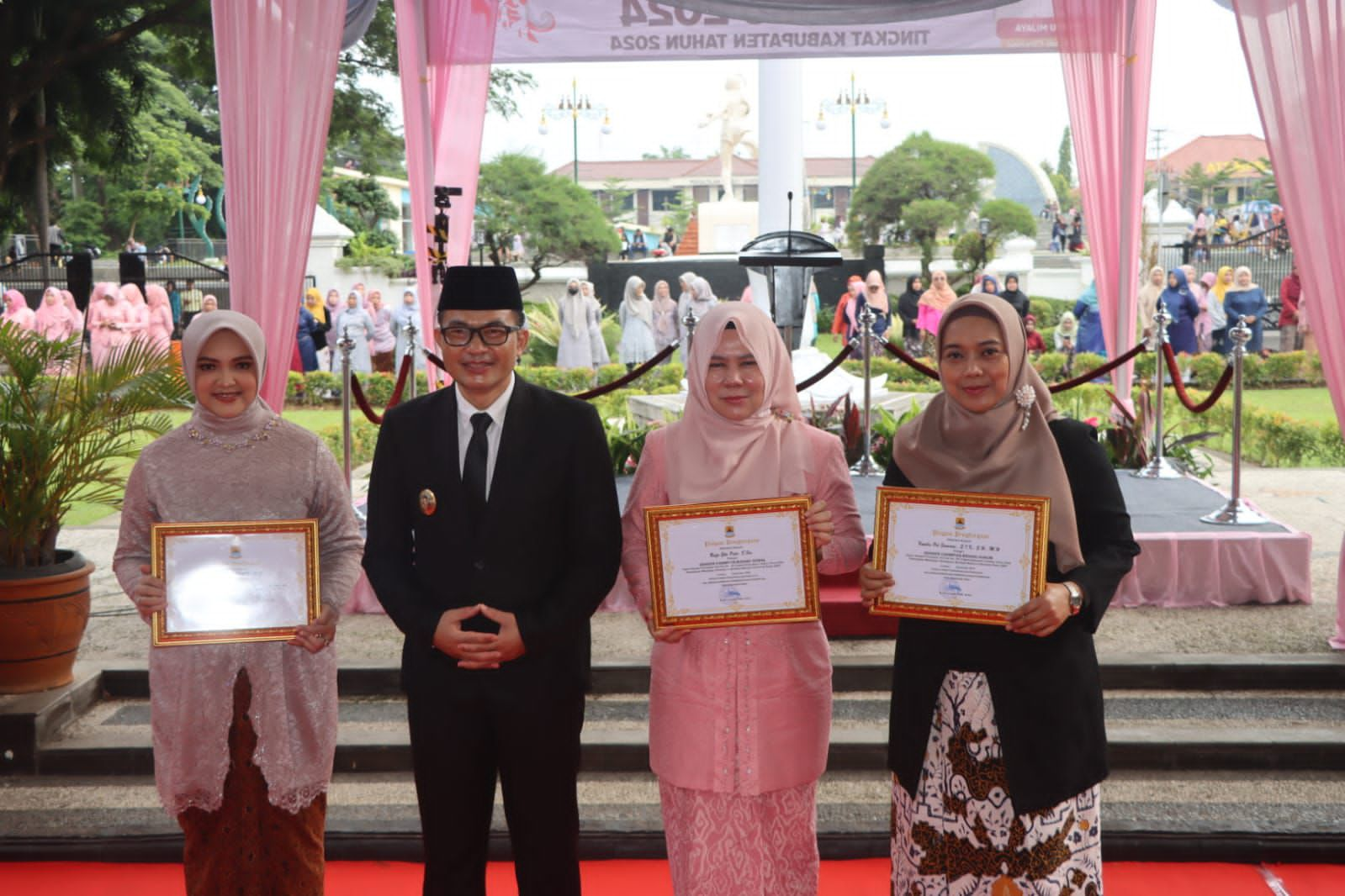 Polisi Wanita Terima Penghargaan Gender Champions Bidang Hukum dalam Peringatan Hari Ibu ke-96 Tingkat Kabupaten Cirebon Tahun 2024