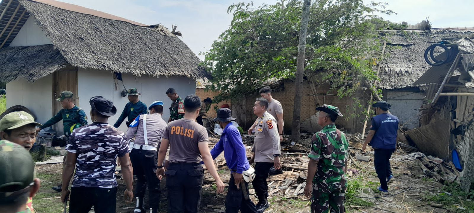 Polisi dan Kodim 0625 Pangandaran Lakukan Relokasi dan Pemulihan Lokasi Bencana Puting Beliung