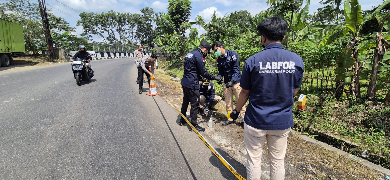 “Polres Cimahi Datangkan Puslabfor Bareskrim Polri Ambil Sempel Cairan Kimia yang Tumpah”