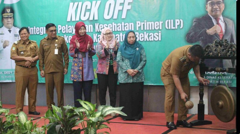 KESEHATAN : Pj Bupati Bekasi Dedy Supriyadi didampingi Pj Ketua TP PKK Wulur Hartanti membuka Kick Off Integrasi Pelayanan Kesehatan Primer (ILP) di Puskesmas Kabupaten Bekasi, di hotel Sakura, Sukamahi, Cikarang Pusat pada Senin (02/12/2024).