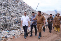 PENATAAN TPA BURANGKENG : Pj Bupati Bekasi Dedy Supriyadi bersama Ketua DPRD Kabupaten Bekasi Ade Sukron meninjau Tempat Pembuangan Akhir (TPA) Burangkeng Kecamatan Setu, di Kp. Jati, Desa Burangkeng, Kecamatan Setu. Pada Senin, (02/12/2024).