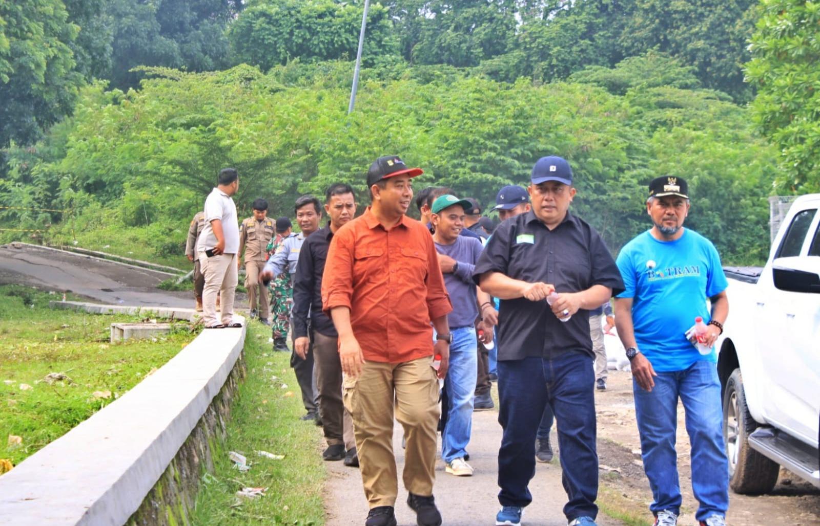 Pj Bupati Bekasi Tinjau Lokasi Longsor di Desa Sukaresmi Cikarang Selatan