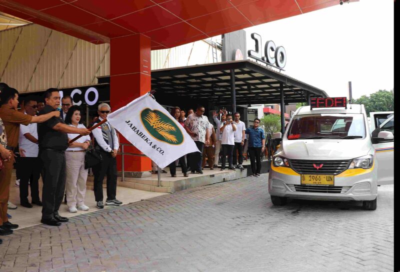 Pj. Bupati Bekasi Dedy Supriyadi menghadiri Flag Off Uji coba Layanan Shuttle K-99 Feeder BTS dengan rute Jababeka - Stasiun Cikarang yang berlangsung di Hollywood Junction Jababeka Cikarang, pada Selasa (17/12/2024).