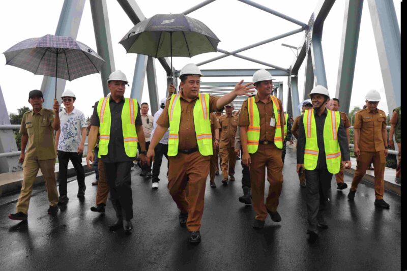 Kado akhir tahun 2024 bagi masyarakat Muaragembong, Pj. Bupati Bekasi Dedy Supriyadi didampingi Kepala Dinas SDABMBK, Camat Muaragembong serta pejabat lainnya meresmikan Jembatan Penghubung Desa Pantai Mekar - Desa Pantai Bakti Muaragembong, pada Senin (23/12/2024).