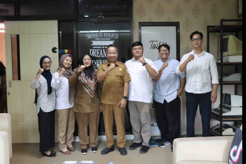 Kepala Dinas Kominfosantik Kabupaten Bekasi, Yan Yan Akhmad Kurnia menerima kunjungan kerja dari Diskominfo Kabupaten Karawang dalam rangka studi tiru pengelolaan media sosial (medsos), pada Selasa (24/12/2024).