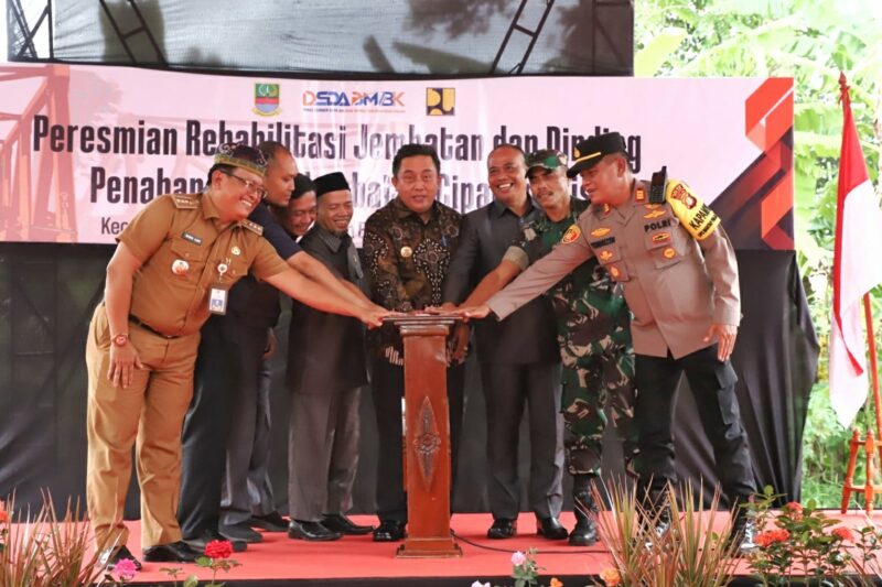 Pj Bupati Bekasi Dedy Supriyadi didampingi Kepala Dinas Sumber Daya Air Bina Marga dan Bina Konstruksi (DSDABMBK) Kabupaten Bekasi Henri Lincoln meresmikan Rehabilitasi Jembatan dan Dinding Penahan Jembatan Cipamingkis yang menghubungkan Desa Cibarusah Kota dan Desa Sirnajati Kecamatan Cibarusah, pada Selasa (24/12/2024).