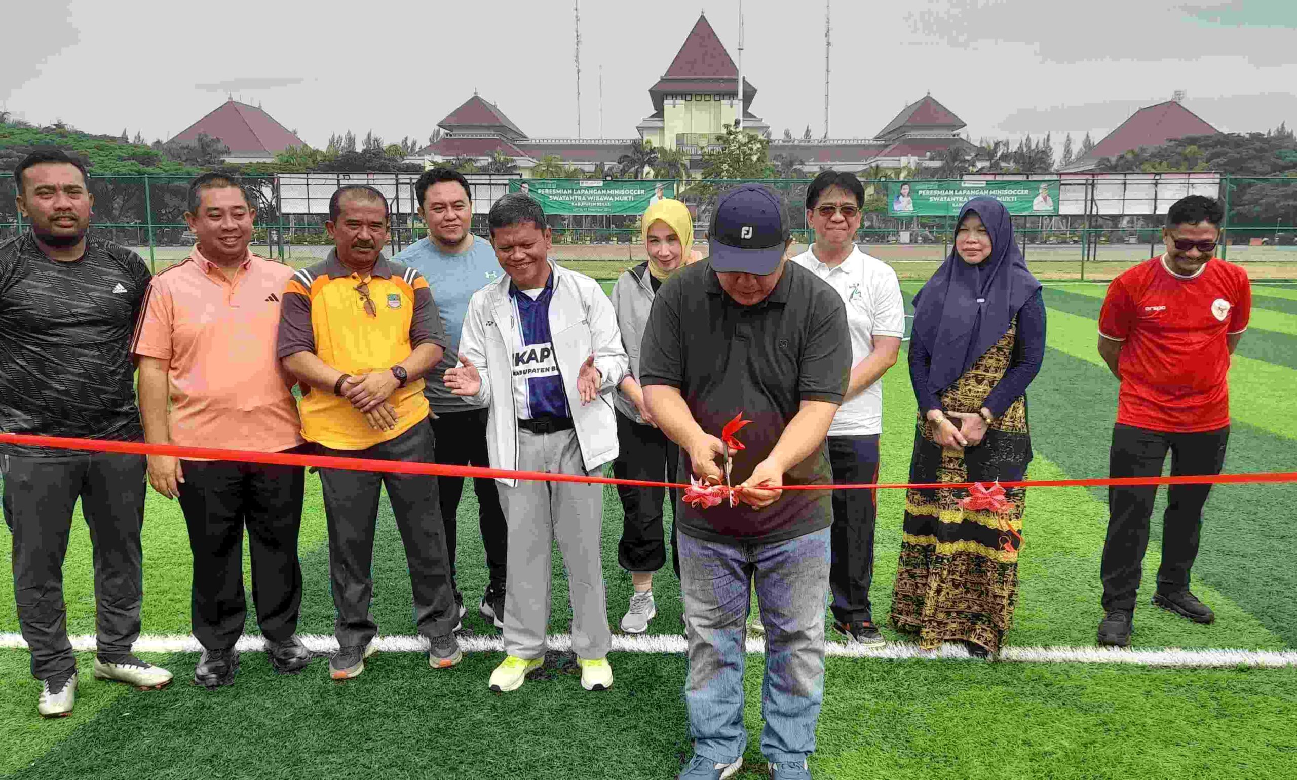 Tingkatkan Kesehatan Masyarakat, Pj Bupati Bekasi Resmikan Lapangan Mini Soccer Wibawa Mukti