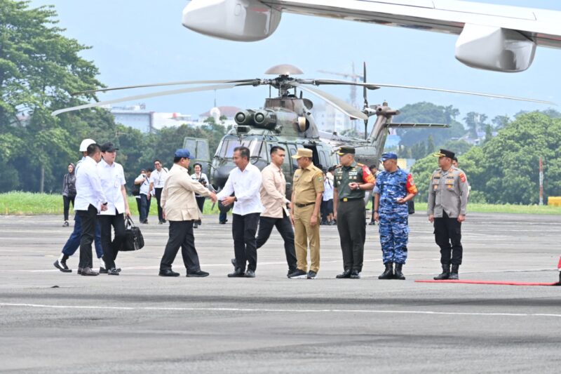 Penjabat Wali Kota Bandung Sambut Kedatangan Presiden Prabowo di Husein Sastranegara