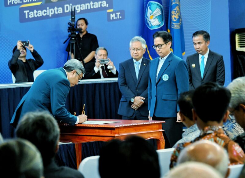 *Caption:*
Penjabat Gubernur Jawa Barat Bey Machmudin  menghadiri pelantikan Prof. Tatacipta Dirgantara sebagai Rektor Institut Teknologi Bandung (ITB) periode 2025-2030 di Aula Barat ITB, Kota Bandung, Senin (20/1/2025).(Foto: Biro Adpim Jabar)