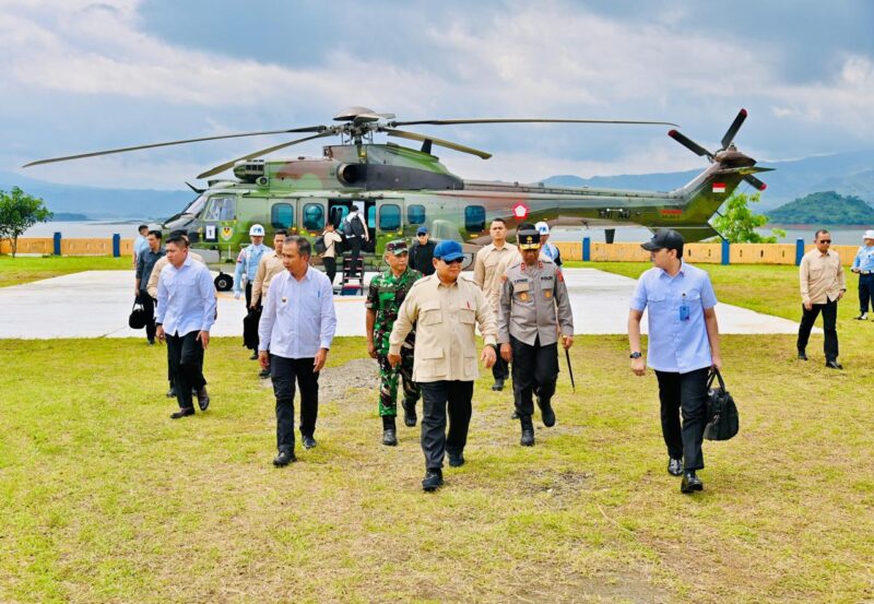 *Caption* -- Penjabat Gubernur Jawa Barat Bey Machmudin mendampingi Presiden RI Prabowo Subianto meresmikan 37 proyek strategis ketenagalistrikan nasional di Kawasan PLTA Jatigede, Kabupaten Sumedang, Senin (20/1/2025) Foto : *Laily Rachev - Biro Pers Setpres*