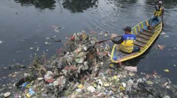 ---
*Caption* : Sekretaris Daerah (Sekda) Provinsi Jawa Barat, Herman Suryatman, melakukan monitoring langsung pengangkutan dan pembersihan sampah di kawasan Oxbow Cicukang, Desa Mekarrahayu, Kecamatan Margaasih, Kabupaten Bandung, Selasa (28/1/2025).
Foto : *Pipin Sauri*