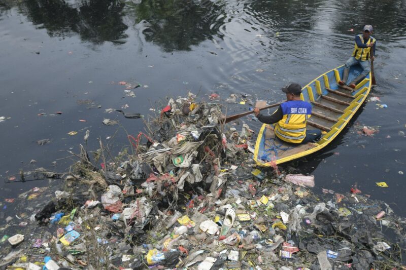 ---
*Caption* : Sekretaris Daerah (Sekda) Provinsi Jawa Barat, Herman Suryatman, melakukan monitoring langsung pengangkutan dan pembersihan sampah di kawasan Oxbow Cicukang, Desa Mekarrahayu, Kecamatan Margaasih, Kabupaten Bandung, Selasa (28/1/2025).
Foto : *Pipin Sauri*