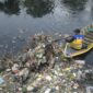 ---
*Caption* : Sekretaris Daerah (Sekda) Provinsi Jawa Barat, Herman Suryatman, melakukan monitoring langsung pengangkutan dan pembersihan sampah di kawasan Oxbow Cicukang, Desa Mekarrahayu, Kecamatan Margaasih, Kabupaten Bandung, Selasa (28/1/2025).
Foto : *Pipin Sauri*