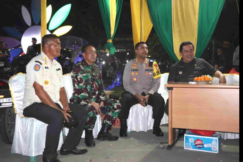 Pj Bupati Bekasi Dedy Supriyadi, bersama jajaran Forkopimda Kabupaten Bekasi melakukan pemantauan langsung situasi keamanan dan ketertiban masyarakat (Sitkamtibmas) di malam pergantian Tahun Baru 2025, di kawasan Taman Sehati, Cikarang Timur, pada Selasa (31/12/2024) malam.