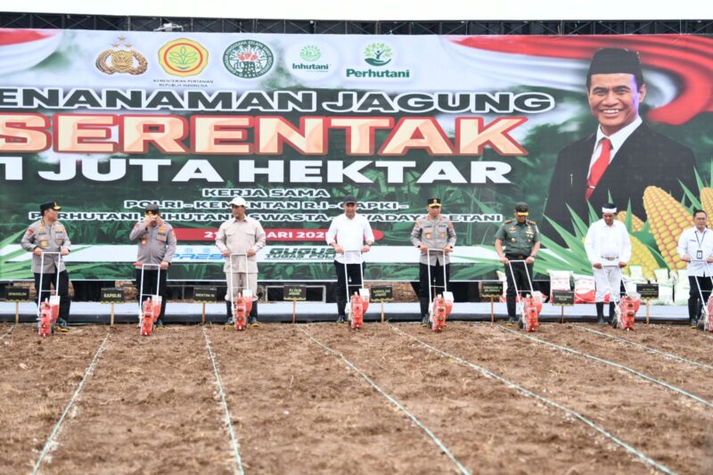 *Caption* -- Pj Gubernur Jabar Bey Machmudin Menghadiri _Launching_ Penanaman Jagung 1 Juta Hektar Serentak di Seluruh Indonesia bersama Kapolri dan Mentan RI Jalan Raya Cipeundeuy Pabuaran, Desa Karang Mukti, Kecamatan Cipeundeuy, Kabupaten Subang, Selasa (21/01/2025) Foto : *Rizal FS*