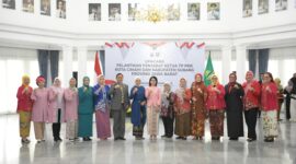  *Caption:*
Penjabat (Pj) Ketua TP-PKK Provinsi Jawa Barat Amanda Soemedi Bey Machmudin melantik Pj Ketua TP-PKK Kota Cimahi dan Kabupaten Subang di Gedung Pakuan, Kota Bandung, Selasa (21/1/2025).(Foto: Biro Adpim Jabar)