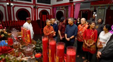 Penjabat Gubernur Jawa Barat Sambut Imlek 2576 dengan Meninjau Vihara di Bandung