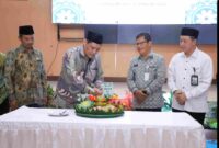 Pj. Sekretaris Daerah Kabupaten Bekasi Jaoharul Alam didampingi Ketua Baznas Kabupaten Bekasi, Aminulloh dan Wakil Ketua 3 Bidang Perencanaan, Keuangan, dan Pelaporan Baznas Provinsi Jawa Barat, Achmad Ridwan, mengadiri HUT Badan Amil Zakat Nasional (Baznas) Kabupaten Bekasi ke-24 di Gedung Swatantra Wibawa Mukti, Komplek Perkantoran Pemda Kabupaten Bekasi, Cikarang Pusat, pada Kamis, (16/01/2025).