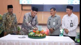 Pj. Sekretaris Daerah Kabupaten Bekasi Jaoharul Alam didampingi Ketua Baznas Kabupaten Bekasi, Aminulloh dan Wakil Ketua 3 Bidang Perencanaan, Keuangan, dan Pelaporan Baznas Provinsi Jawa Barat, Achmad Ridwan, mengadiri HUT Badan Amil Zakat Nasional (Baznas) Kabupaten Bekasi ke-24 di Gedung Swatantra Wibawa Mukti, Komplek Perkantoran Pemda Kabupaten Bekasi, Cikarang Pusat, pada Kamis, (16/01/2025).