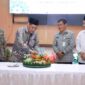 Pj. Sekretaris Daerah Kabupaten Bekasi Jaoharul Alam didampingi Ketua Baznas Kabupaten Bekasi, Aminulloh dan Wakil Ketua 3 Bidang Perencanaan, Keuangan, dan Pelaporan Baznas Provinsi Jawa Barat, Achmad Ridwan, mengadiri HUT Badan Amil Zakat Nasional (Baznas) Kabupaten Bekasi ke-24 di Gedung Swatantra Wibawa Mukti, Komplek Perkantoran Pemda Kabupaten Bekasi, Cikarang Pusat, pada Kamis, (16/01/2025).