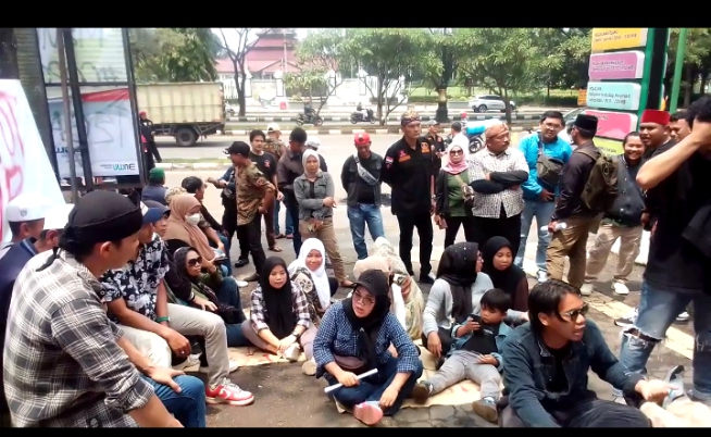 Kejari kabupaten Bogor di gruduk Masyarakat desa Bojong murni,Ormas dan LSM