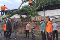 Caption :
Pemkab Bandung Imbau Masyarakat Waspada Potensi Bencana Alam yang  Disebabkan Perubahan Cuaca Ekstrem