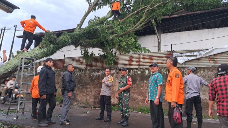 Caption :
Pemkab Bandung Imbau Masyarakat Waspada Potensi Bencana Alam yang  Disebabkan Perubahan Cuaca Ekstrem