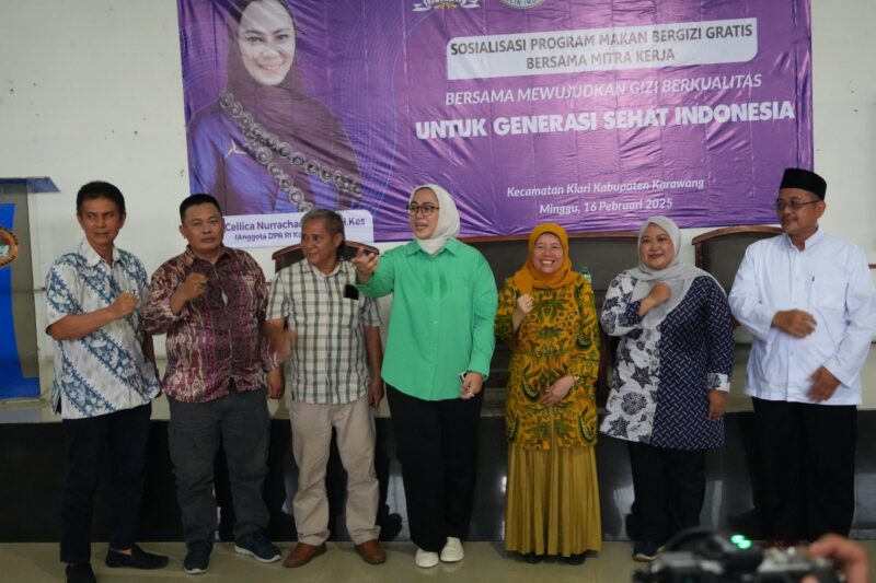 Caption :
Anggota Komisi IX DPR RI Cellica Nurrachadiana (baju hijau) bersama Perwakilan BGN sosialisasi MBG di Karawang, Pada Minggu, 16 Februari 2025, Gedung Serba Guna Tirta Winaya di Desa Walahar, Kab. Karawang