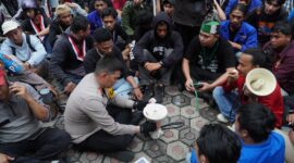 Caption:
Kapolres Cirebon Kota, AKBP Eko Iskandar duduk bersama pengunjuk rasa di halaman Kantor DPRD Kota Cirebon, Jum'at (21/02-2025). (Ft. Ch)