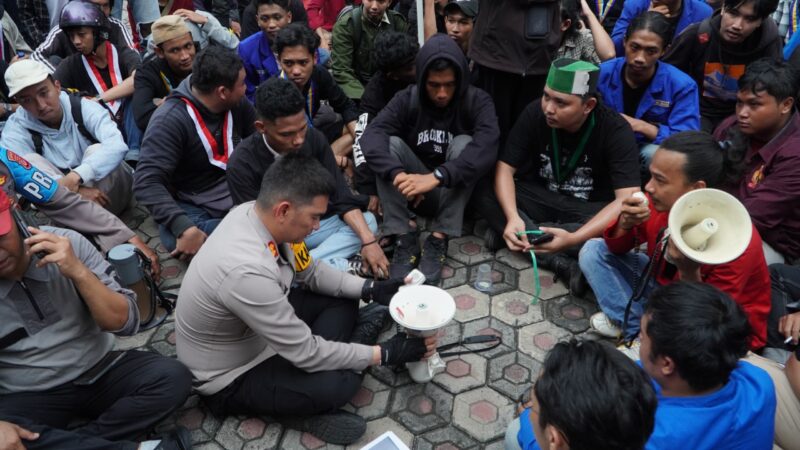 Caption:
Kapolres Cirebon Kota, AKBP Eko Iskandar duduk bersama pengunjuk rasa di halaman Kantor DPRD Kota Cirebon, Jum'at (21/02-2025). (Ft. Ch)