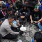 Caption:
Kapolres Cirebon Kota, AKBP Eko Iskandar duduk bersama pengunjuk rasa di halaman Kantor DPRD Kota Cirebon, Jum'at (21/02-2025). (Ft. Ch)