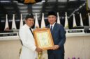 Caption :
Bey Machmudin Sampaikan Perpisahan di Rapat Paripurna DPRD Jabar, Dalam kesempatan tersebut dilakukan juga serah terima jabatan gubernur dari Bey Machmudin kepada Dedi Mulyadi, ditandai dengan penandatanganan berita acara dan penyerahan Kujang sebagai simbol kepemimpinan Jabar, Jum'at (21/02-2025)