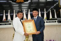 Caption :
Bey Machmudin Sampaikan Perpisahan di Rapat Paripurna DPRD Jabar, Dalam kesempatan tersebut dilakukan juga serah terima jabatan gubernur dari Bey Machmudin kepada Dedi Mulyadi, ditandai dengan penandatanganan berita acara dan penyerahan Kujang sebagai simbol kepemimpinan Jabar, Jum'at (21/02-2025)