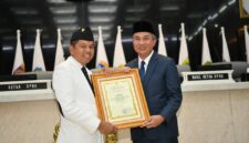 Caption :
Bey Machmudin Sampaikan Perpisahan di Rapat Paripurna DPRD Jabar, Dalam kesempatan tersebut dilakukan juga serah terima jabatan gubernur dari Bey Machmudin kepada Dedi Mulyadi, ditandai dengan penandatanganan berita acara dan penyerahan Kujang sebagai simbol kepemimpinan Jabar, Jum'at (21/02-2025)