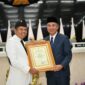 Caption :
Bey Machmudin Sampaikan Perpisahan di Rapat Paripurna DPRD Jabar, Dalam kesempatan tersebut dilakukan juga serah terima jabatan gubernur dari Bey Machmudin kepada Dedi Mulyadi, ditandai dengan penandatanganan berita acara dan penyerahan Kujang sebagai simbol kepemimpinan Jabar, Jum'at (21/02-2025)