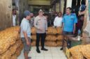 Caption :
Jelang Ramadan, Kapolres Cirebon Kota AKBP Eko Iskandar cek harga bahan pokok di Pasar Jagasatru, Selasa (25/02-2025)