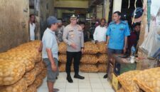 Caption :
Jelang Ramadan, Kapolres Cirebon Kota AKBP Eko Iskandar cek harga bahan pokok di Pasar Jagasatru, Selasa (25/02-2025)