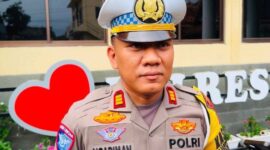 Caption :
Kasat Lantas Polres Cirebon Kota, AKP Ngadiman, menegaskan Layanan SIM dan Samsat di Cirebon Kota Tetap Lancar Selama Ramadan, Warga Tak Perlu Khawatir, Jum'at (28/02-2025)