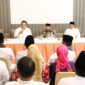 Silaturahmi penuh kebersamaan Bupati dan Wakil Bupati Bekasi terpilih Ade Kuswara Kunang dan Asep Surya Atmaja bersama Pj. Bupati Bekasi Dedy Supriyadi dan para kepala perangkat daerah di lingkungan Pemkab Bekasi, di Telaga Seafood, Cikarang Selatan, Jum'at (07/02/2025).