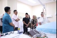 Bupati dan Wakil Bupati Bekasi terpilih, Ade Kuswara Kunang dan Asep Surya Atmaja menjalani pemeriksaan kesehatan sebagai bagian dari persiapan sebelum pelantikan pada 20 Februari 2025 mendatang, di RSUD Kabupaten Bekasi, Cibitung, pada Jumat (14/2/2025).